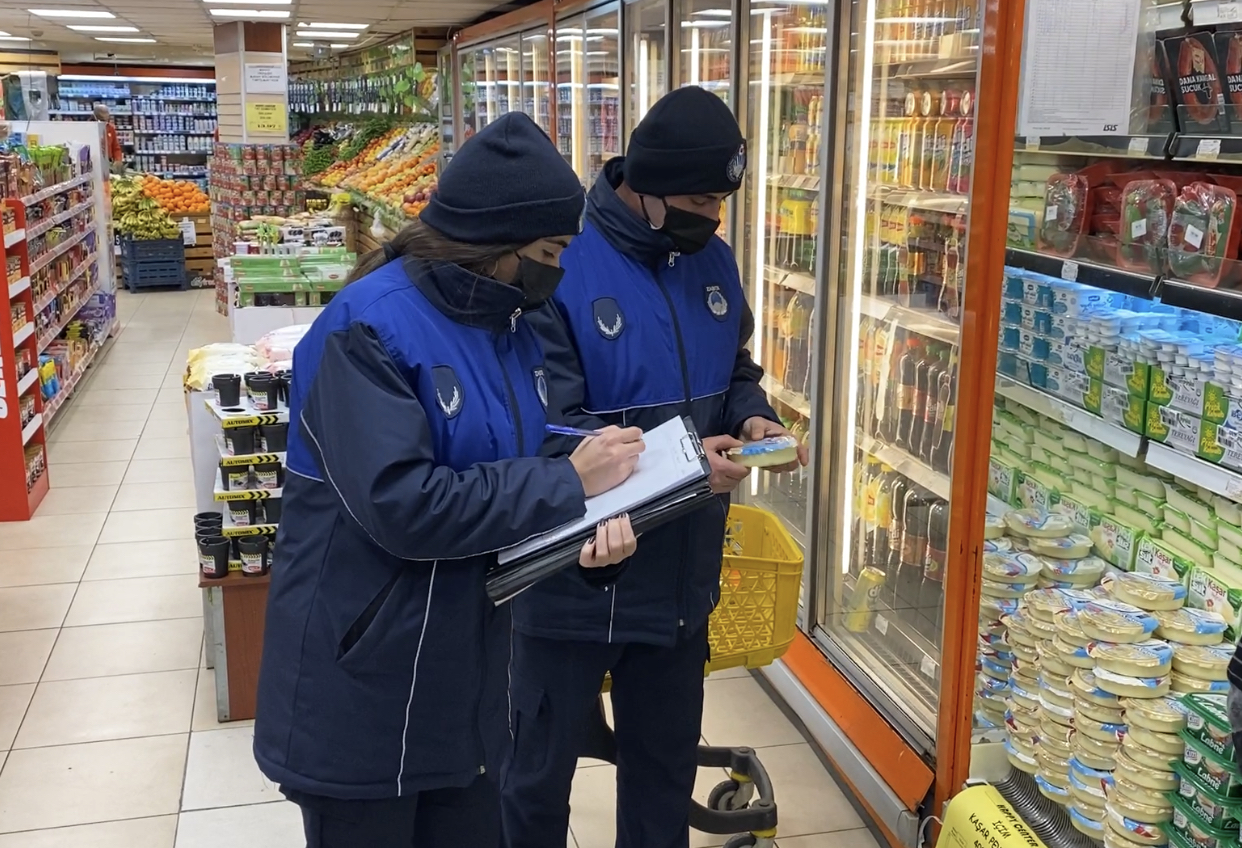 ÜSKÜDAR’DA ZABITA EKİPLERİ KDV İNDİRİMİ DENETİMİ İÇİN MARKET MARKET GEZİYOR! ÜSKÜDAR BELEDİYESİ, MARKETLERDE KDV DENETİM SEFERBERLİĞİ BAŞLATTI!