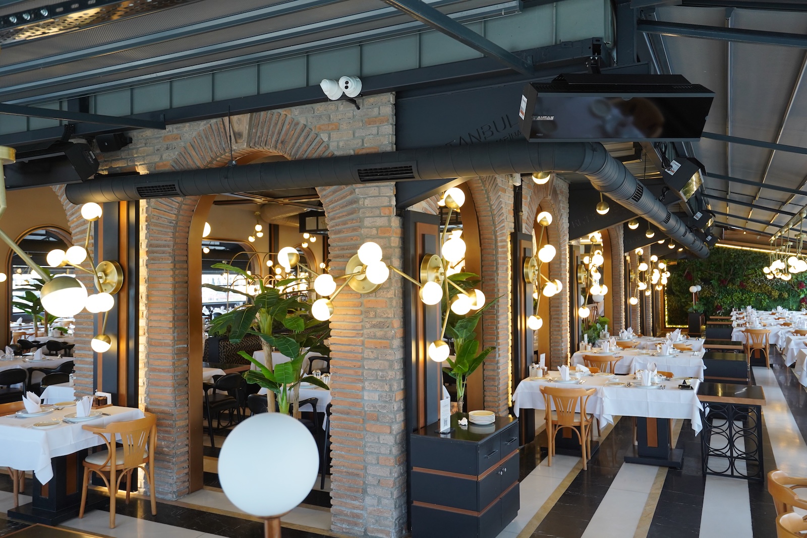 Havayı değil, misafirleri ısıtan sistem: İşletmeler için radyant teknolojisi yaygınlaşıyor